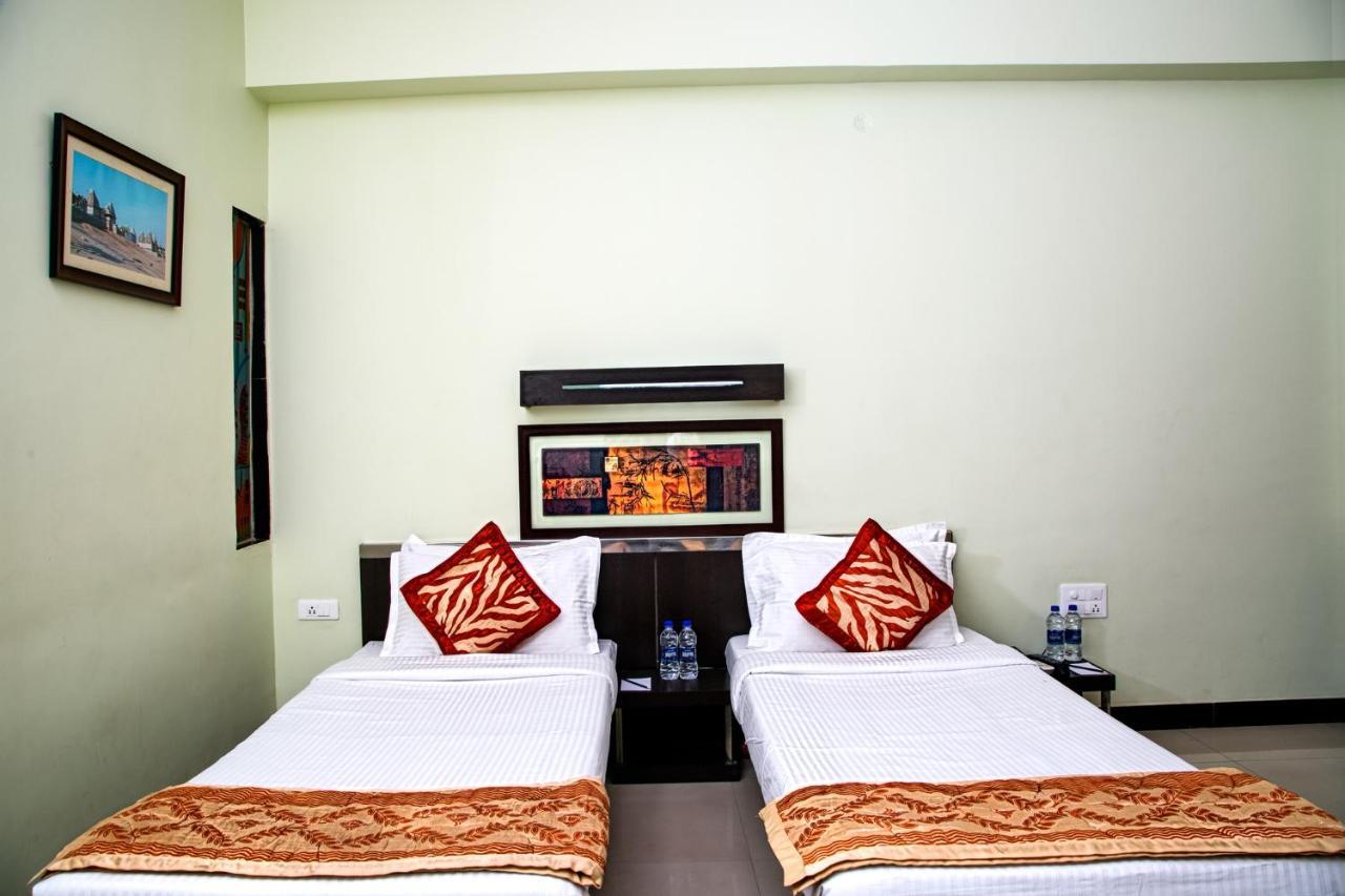 Hotel Hampi International Hospet Extérieur photo