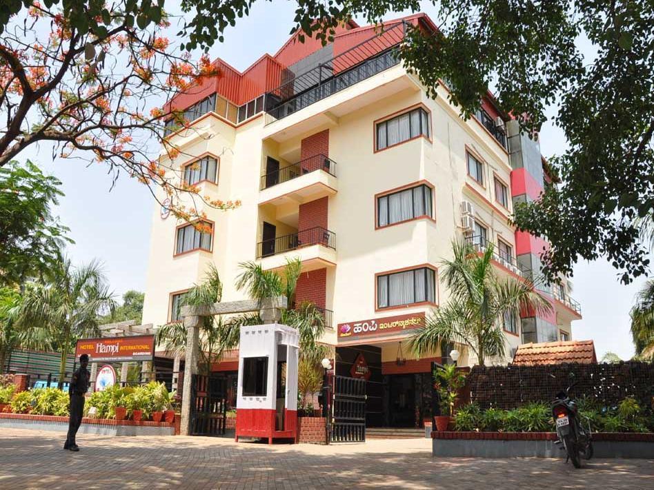 Hotel Hampi International Hospet Extérieur photo