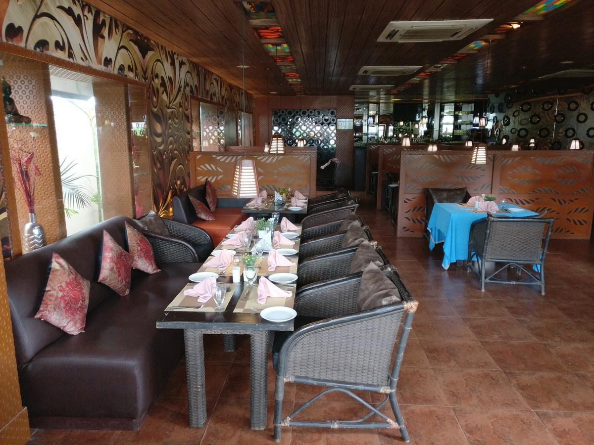 Hotel Hampi International Hospet Extérieur photo